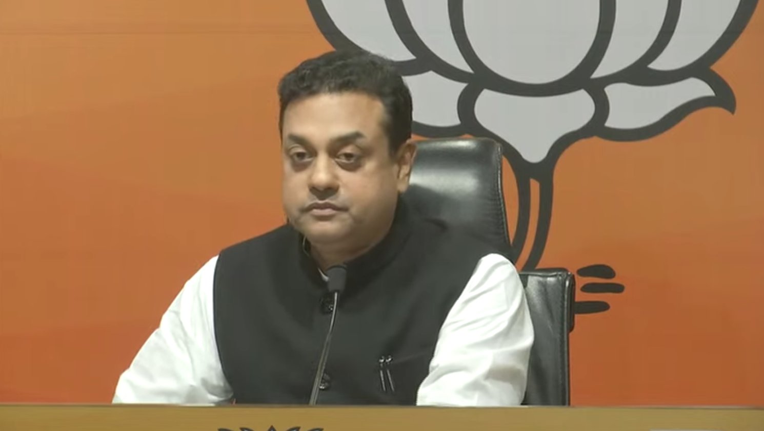 यूपीए शासन के दौरान राफेल विमान सौदे में कथित भ्रष्टाचार पर एक फ्रांसीसी पत्रिका की रिपोर्ट के बाद भाजपा ने आज कांग्रेस की आलोचना की