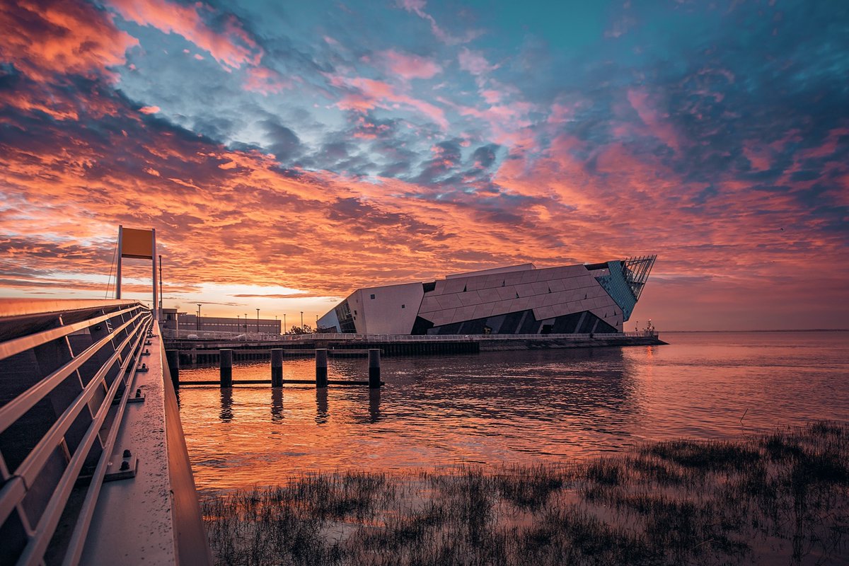 The bonus of dark nights and late sunrise! #hull #kingstonuponhull @thedeephull