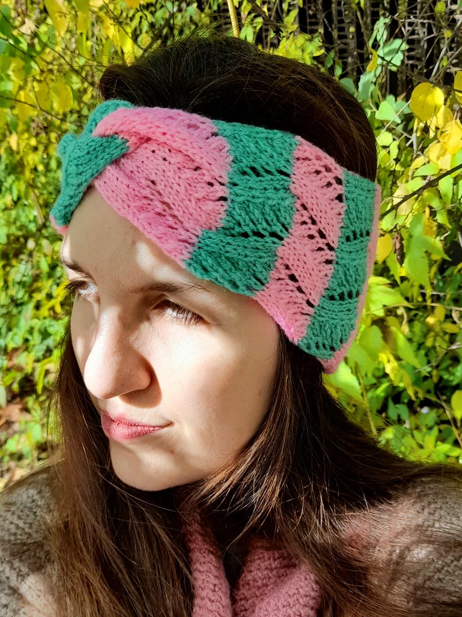 Soft and stylish, this handknitted headband is a delight to wear! 
🌸 new in my shop 🌸
etsy.com/shop/JoysKnitt…