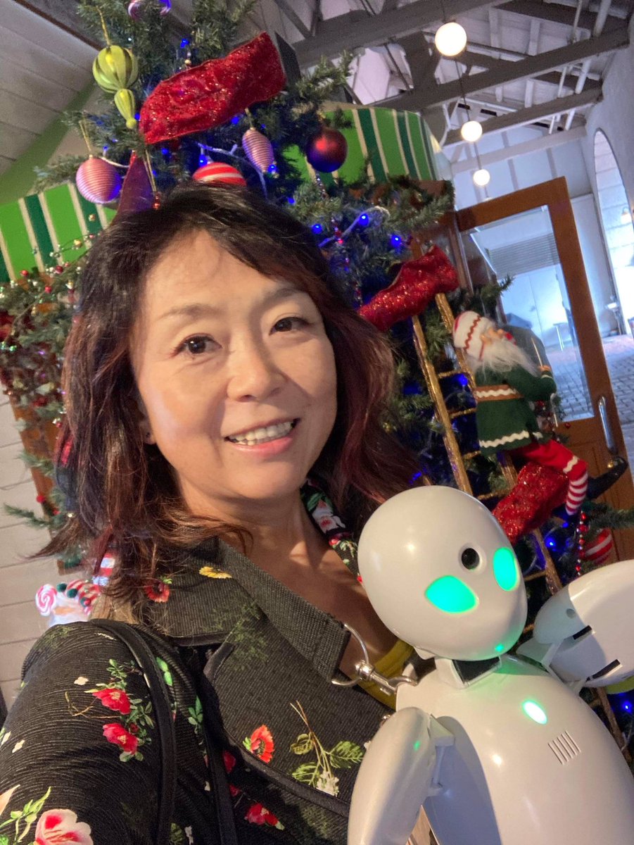 rika0852's tweet photo. 分身ロボットOriHime。
ハッチーさんのOriHimeに入って倉敷に行きました。

紅葉も見られて、もうクリスマス気分。 https://t.co/SpC7OLBDeW