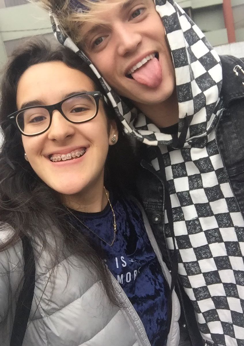 Sofia_ferrista's tweet photo. Holiii ❤️ soy Sofia, tengo 19 (estoy vieja 🥴) soy de Perú y sigo a Lio desde el 2015. Soy piscis, amo las series de Cris Morena y estudio teatro musical, iré a estudiar a Argentina el prox año y espero conocerlas a todas y darles un abrazo (amo los abrazos). #integracionferrista https://t.co/gtKpyBqrkr