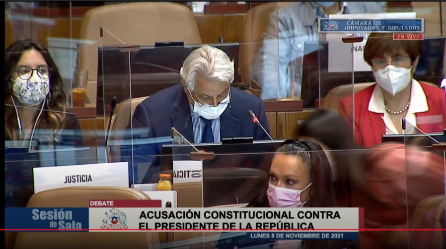 kaolyneth's tweet photo. Recuerden esta foto cuando alguien diga que el PC no vela por la democracia. @camila_vallejo y @carmen_hertz apoyando uno de los procesos más democráticos del país: votar para destituir a un presidente corrupto.

#AcusaciónConstitucional https://t.co/dd04RLF0Sp
