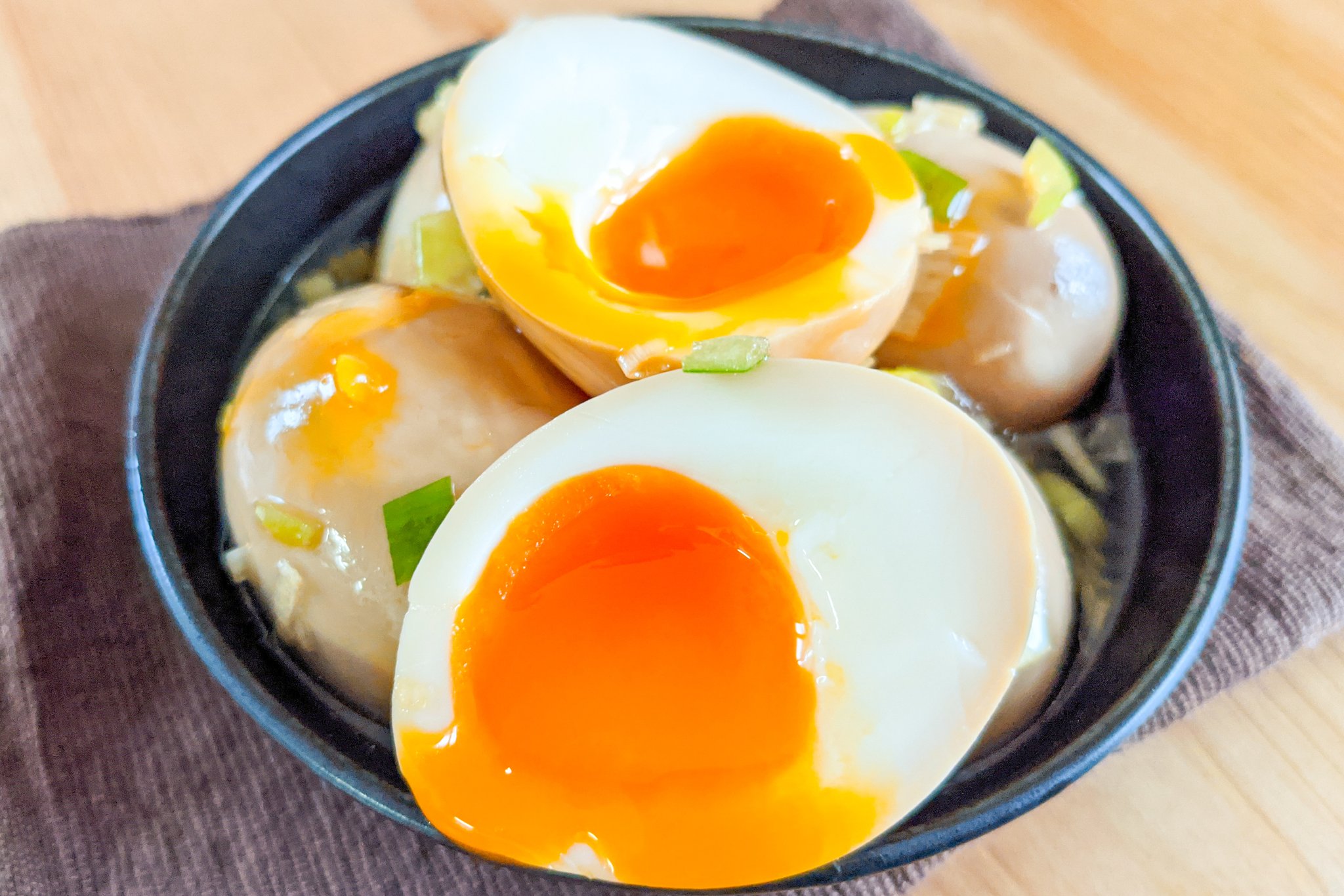 ハマごはん お手軽レシピ 究極のネギだれ煮卵 沸騰したお湯に卵を入れ6分半温め 冷水で冷やして殻をむく 袋に卵 白ネギ ポン酢 水 ごま油 砂糖 だしの素を混ぜ一晩おいて完成 たまご5パック 50個 を使って色んな煮卵作りまくってようやく ハマごはん お手軽レシピ 究極のネギだれ煮卵 沸騰したお湯に卵を入れ6分半温め 冷水で冷やして殻をむく 袋に卵 白ネギ ポン酢 水 ごま油 砂糖 だしの素を混ぜ一晩おいて完成 たまご5パック 50個 を使って色んな煮卵作りまくってようやく