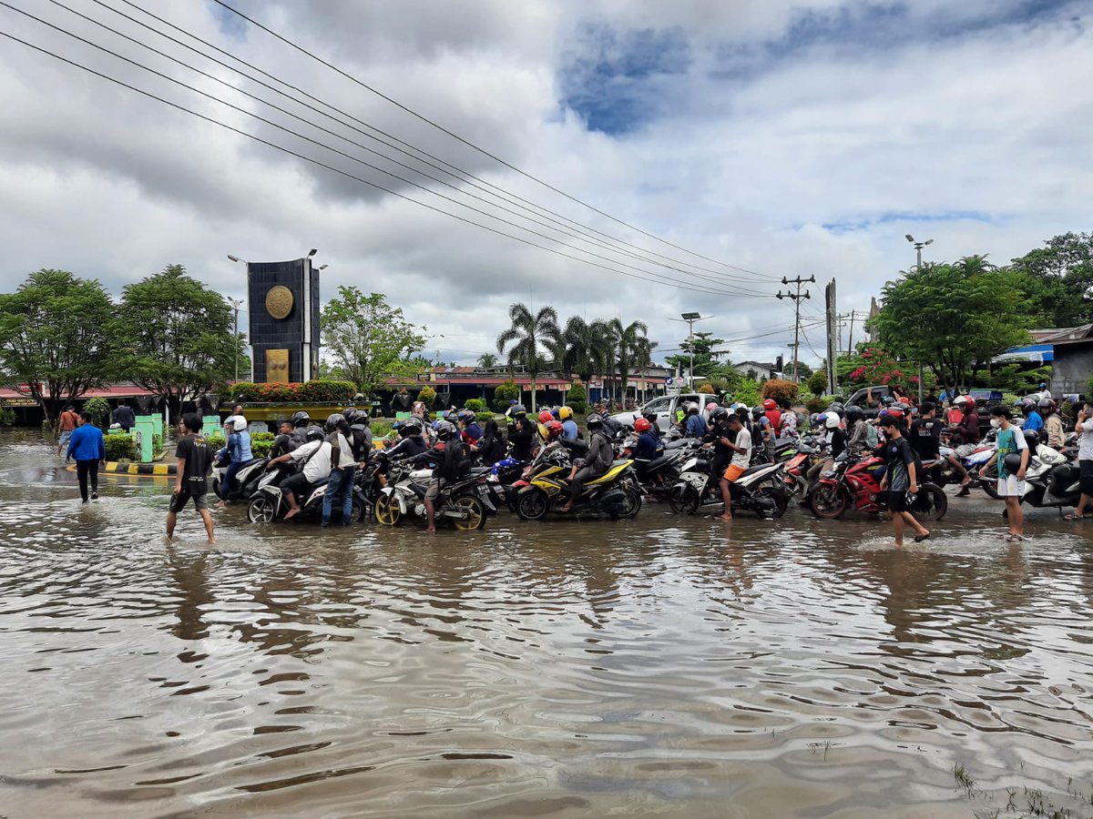 aesfeb's tweet photo. TWITTER PLEASE DO YOUR MAGIC
Halo warga Twitter, aku ingin cerita sedikit kalau kotaku Kabupaten Sintang, Kalimantan Barat terendam banjir selama lebih dari 2 minggu dan ini tidak terjadi cuma di kota Kabupaten saja tapi sampai ke kecamatan-kecamatannya. https://t.co/3vmswAF2ZD