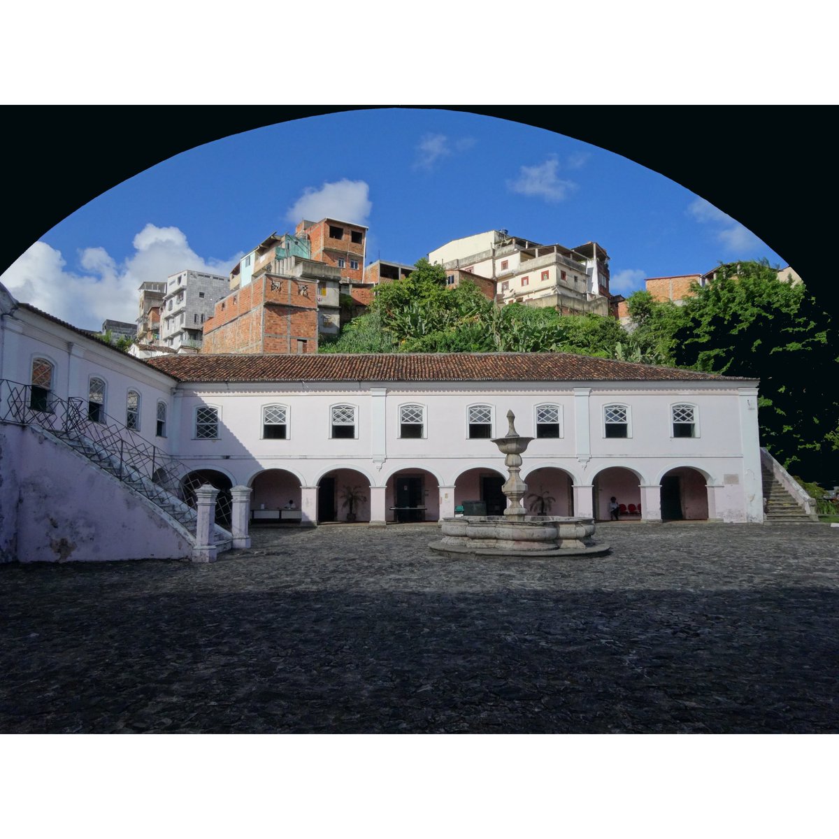 gbeiguelman's tweet photo. uma escada mágica de @gaiomatos. Salve o Arquivo da Bahia que lá mora desde os anos 1980 enfrentando as políticas do esquecimento deste país. #apeb #quintadotanque #quintadoslazaros #bienaldabahia #memoriadaamnesia https://t.co/BWuY1c5Ir4