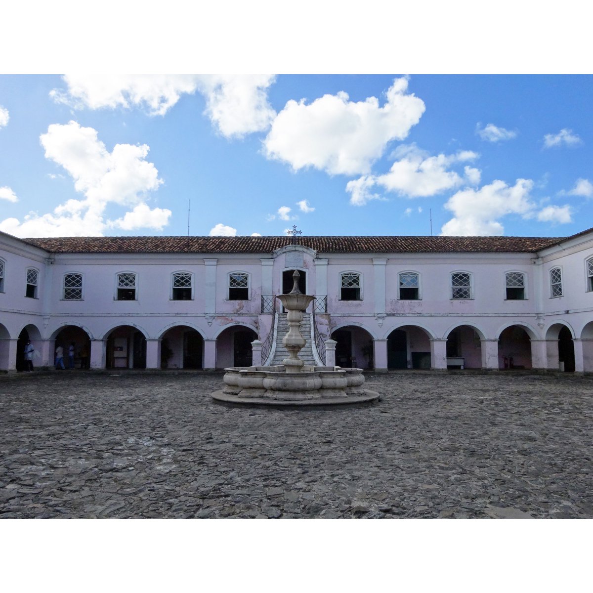 gbeiguelman's tweet photo. uma escada mágica de @gaiomatos. Salve o Arquivo da Bahia que lá mora desde os anos 1980 enfrentando as políticas do esquecimento deste país. #apeb #quintadotanque #quintadoslazaros #bienaldabahia #memoriadaamnesia https://t.co/BWuY1c5Ir4