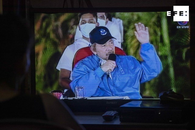 EFEnoticias's tweet photo. El presidente de Nicaragua, Daniel Ortega, llamó "hijos de perra de los imperialistas yanquis" a los siete aspirantes presidenciales de la oposición detenidos y a los que evitó enfrentarse en las elecciones generales del domingo, en las que fue reelegido.

https://t.co/sHpAauHWTT https://t.co/hPIJAXi42w
