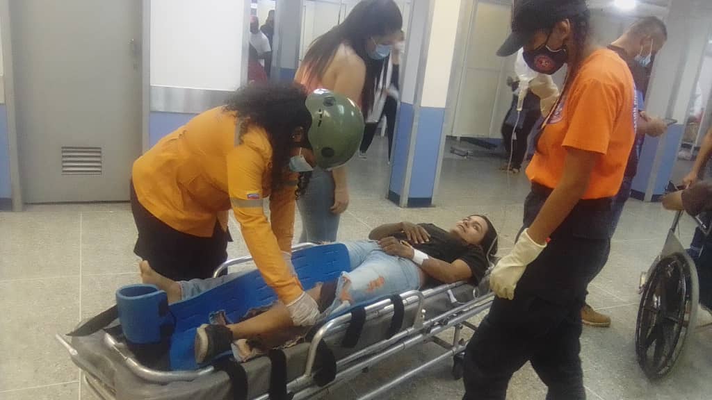 #08Nov Parte completo del accidente de la av Lara con Bracamonte. Conductor de Pick Up: David Da Silva (37), fallecido, dos heridos: Génesis Álvarez (26) delivery iba pasando y Adid Chejin (18) conductor de la camioneta Fortuner lesionado y trasladado a una clínica #Lara #Sucesos