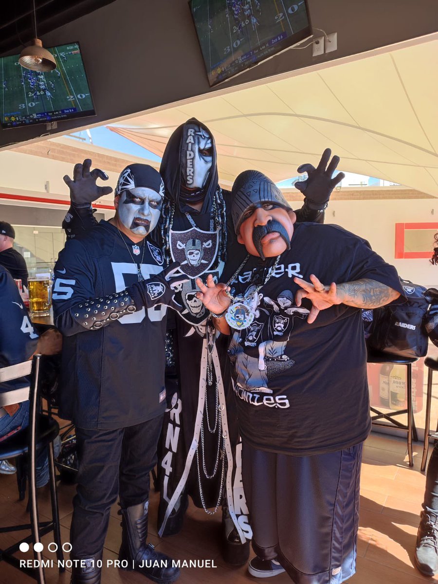 1REYder's tweet photo. The Homies y Death Hands con #REYder. #BlackSideQro https://t.co/fcYdNj3IQp