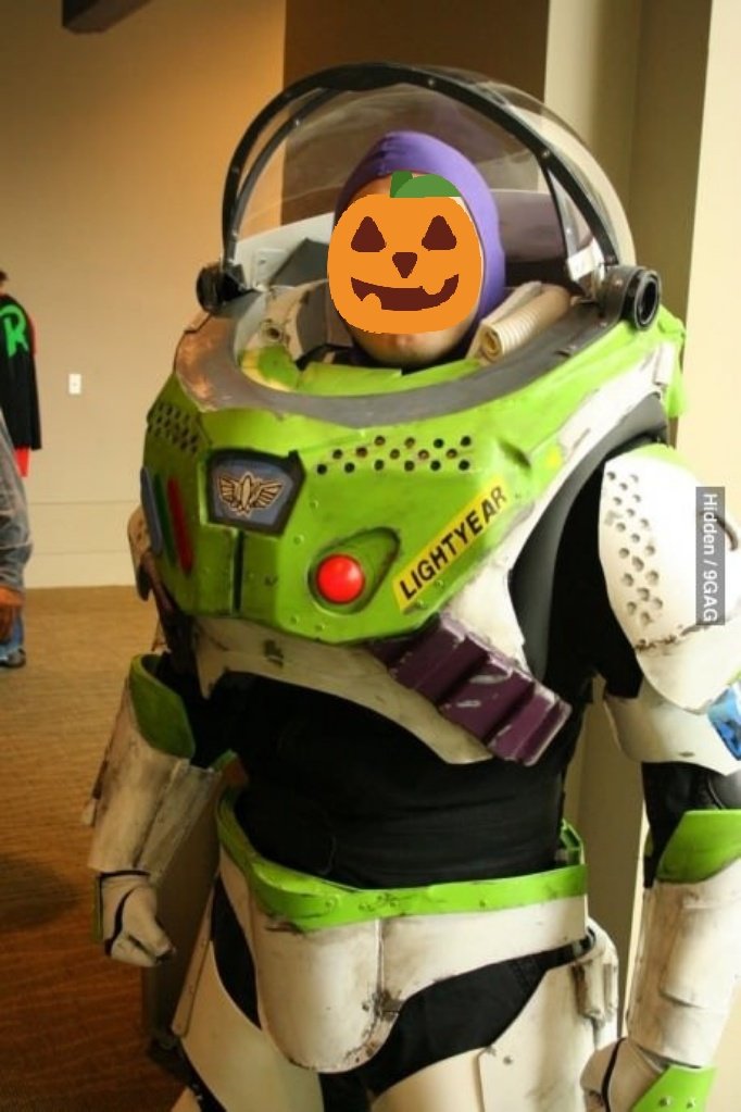 31 de octubre, Villa RB.

—Para estar a juego con sus padres y hermanitos el joven se disfraza de Buzz este año para celebrar Halloween. Él se salta la parte de pedir dulces y se va directamente a la feria donde esperaba divertirse bastante.—