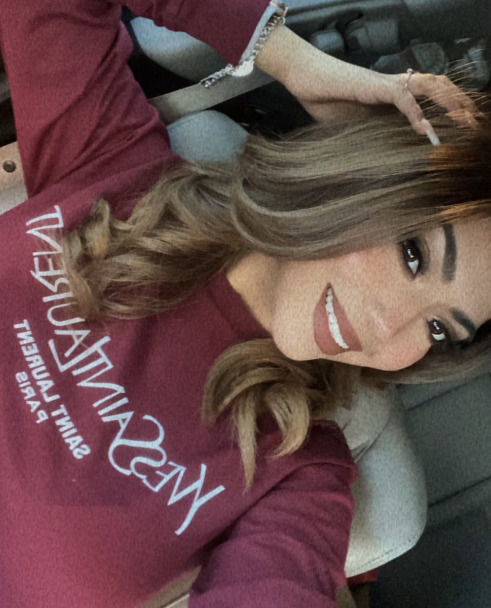 Let’s pretend my hand isn’t awkwardly there lol. 🙄