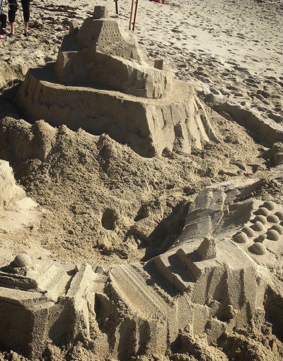 pufferfishfun's tweet photo. What did YOU build this weekend? Hopefully something cool and fun like this fortress complex  by @norcalsandcastles.
Whoa! Holy sand city, Batman 👀😳👀 Excellent job! Moving a ton of sand, soaking with water, and carving up some creative details, that’s all it takes! https://t.co/uApwtsgphp