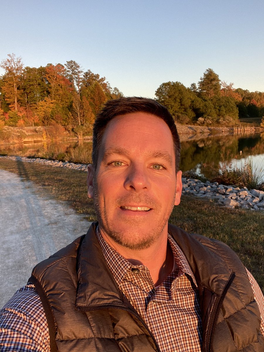 RunnerRyan11's tweet photo. Was a good day to be on campus, and had a nice stroll along the lake after work to enjoy the warmer temps. @LifeAtNetApp #NetApp #RTP #sunset https://t.co/ritK445mVJ