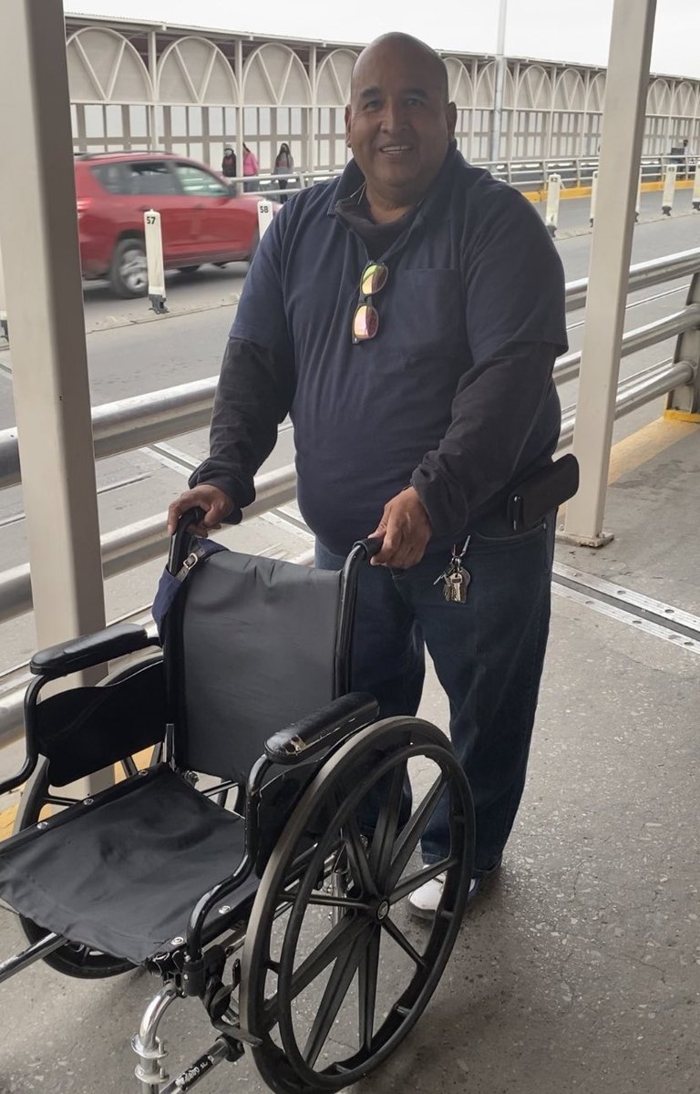 estefaniammitre's tweet photo. "For only one dollar I will take you to the 'top part' (the first CBP checkpoint) of the (Santa Fe) bridge," he said.
Gerardo said up to that point he had made $21 dlls on 'fares.'
#OurBorderLife https://t.co/f7dvoKcwvs