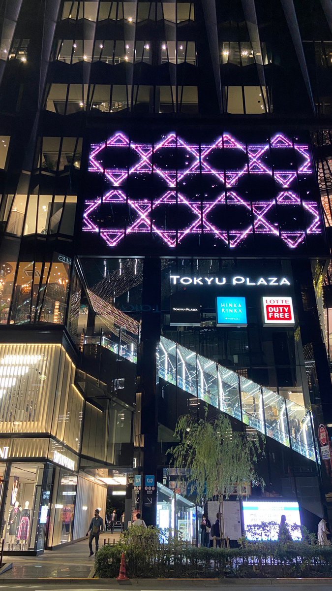 HeiTatami's tweet photo. 東急プラザ銀座7F「NewsPicks GINZA」にて、琉球畳サンダル『佐吉』が展示されております。 銀座に立ち寄った際は是非、実物をご覧頂けますと幸いです！
 ▼先行予約購入はこちらから https://t.co/4R8lgEjifQ https://t.co/OY4HwXgFFc