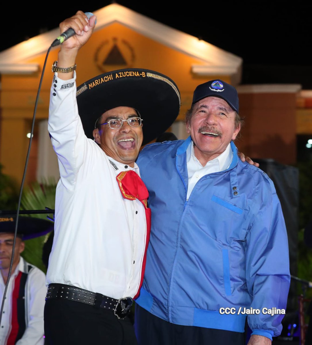 Canal4Ni's tweet photo. Presidente – Comandante Daniel Ortega junto al Mariachi Azucena 
#NoticiasC4 #Multinoticias 

Más información en👉 https://t.co/J318Qd9ucf https://t.co/Sf2lKW10kq