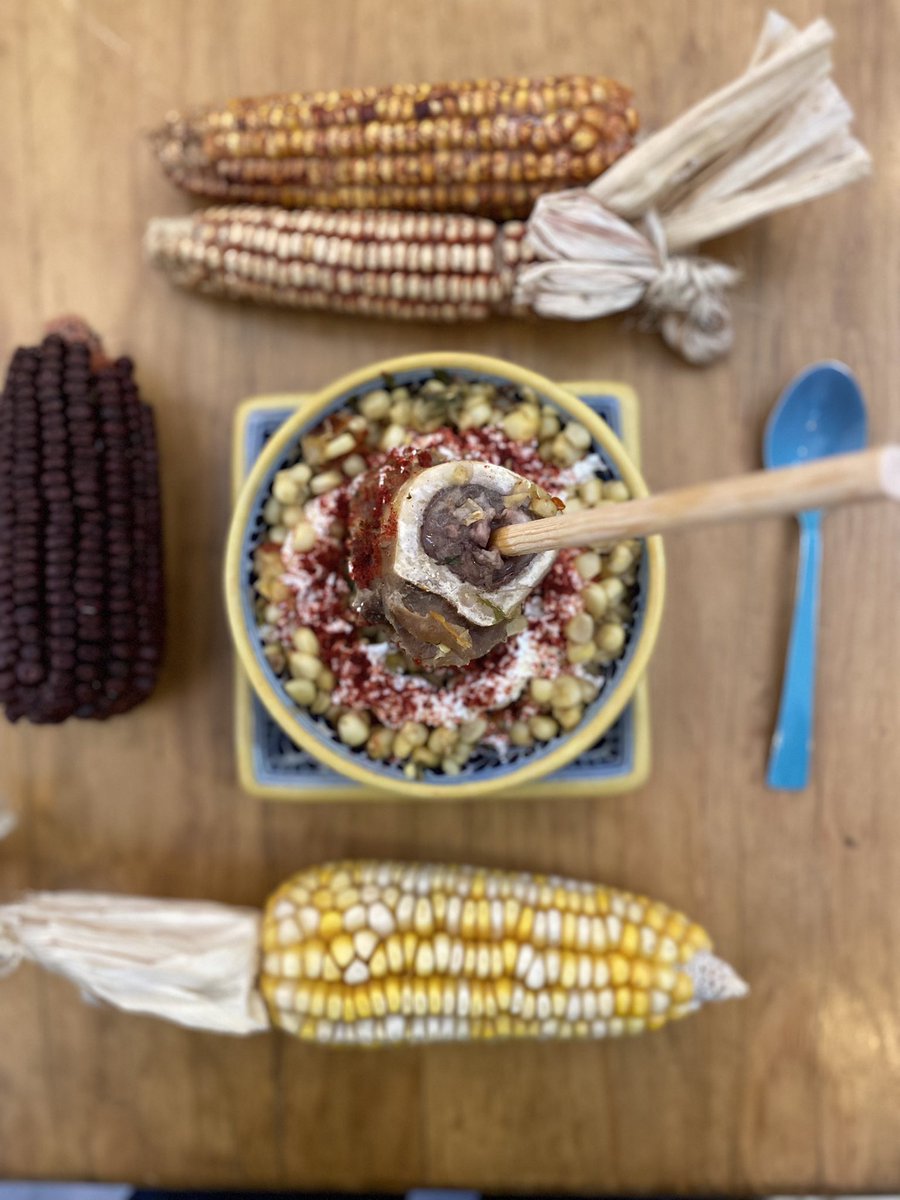 Vicvictor's tweet photo. @mab__belle Entonces tienes que ir a #ElDesquite, un pequeño restaurante que acabo de abrir de puros elotes y esquites 💙🌽 Tamaulipas 99, Condesa ! https://t.co/tVTINalhJp