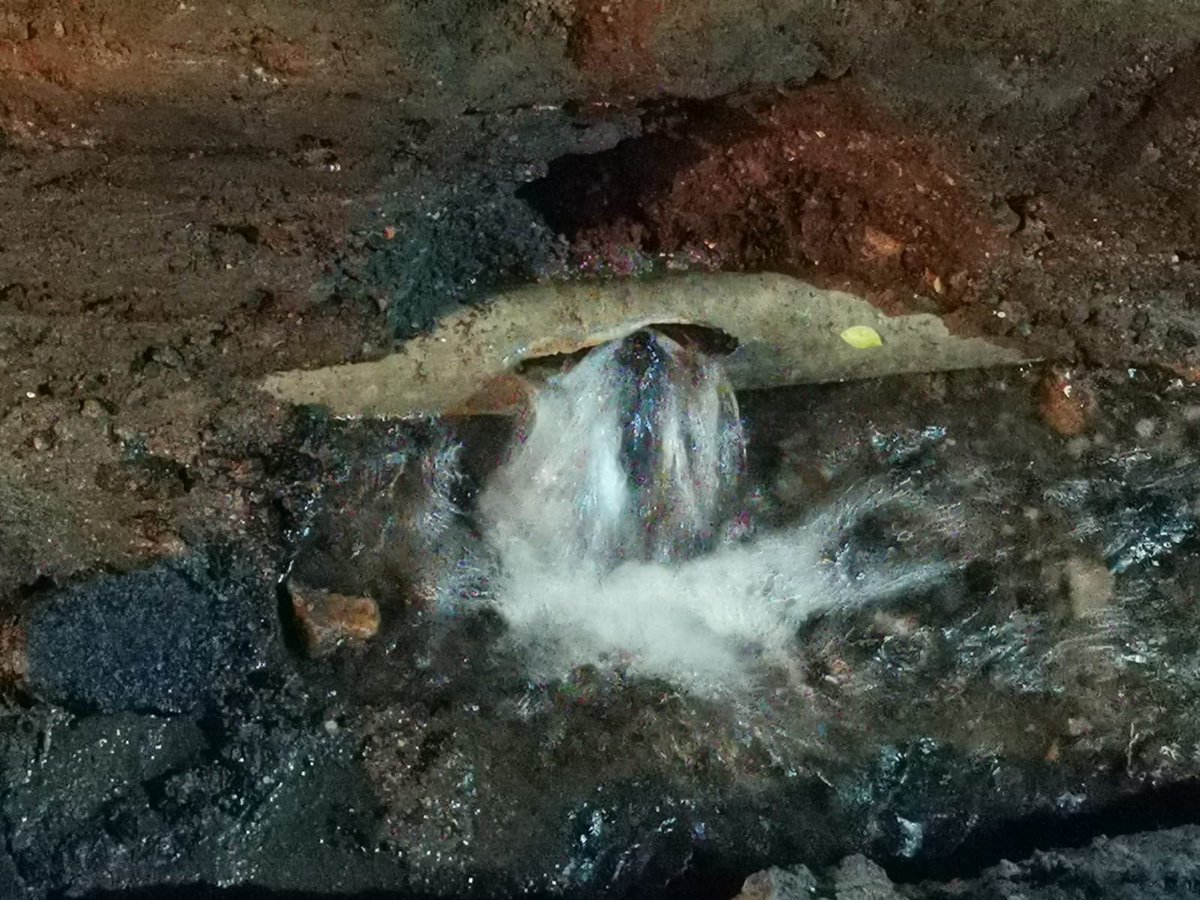 Veronic07676800's tweet photo. @Claudiashein solicitamos de su valioso apoyo para que le den atención pronta a una fuga de agua ubicada en calle Santa María #194  col. Santa María Malinalco, Azcapotzalco, CDMX #SACMEX #ALCALDIAAZCAPOTZALCO https://t.co/FtKI4fhrFL