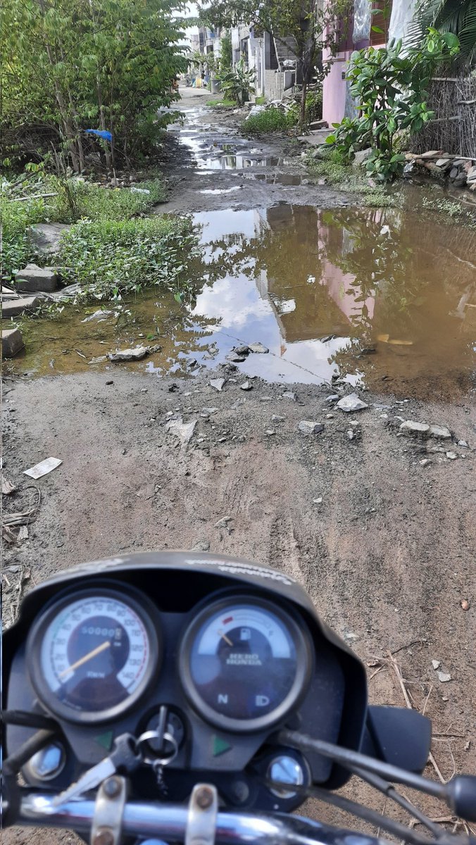 saisateesh6's tweet photo. ఇది ఏదో పల్లెటూరో, అడవి ప్రాంతం కాదు, ongole town లోని ఇందిరమ్మ కాలనీలలో 9 లైన్స్ పరిస్థితి,మాకు స్టేట్ డెవలప్మెంట్ గురుంచి ఏమో కానీ at least చిన్న పిల్లలు ఆడవాళ్ళూ నడవగలిగే రోడ్స్ వేపించండి @PawanKalyan @JanaSenaParty @JaiTDP @YSRCParty @TV9Telugu @tv5newsnow @abntelugutv https://t.co/Xp0PZYbANp