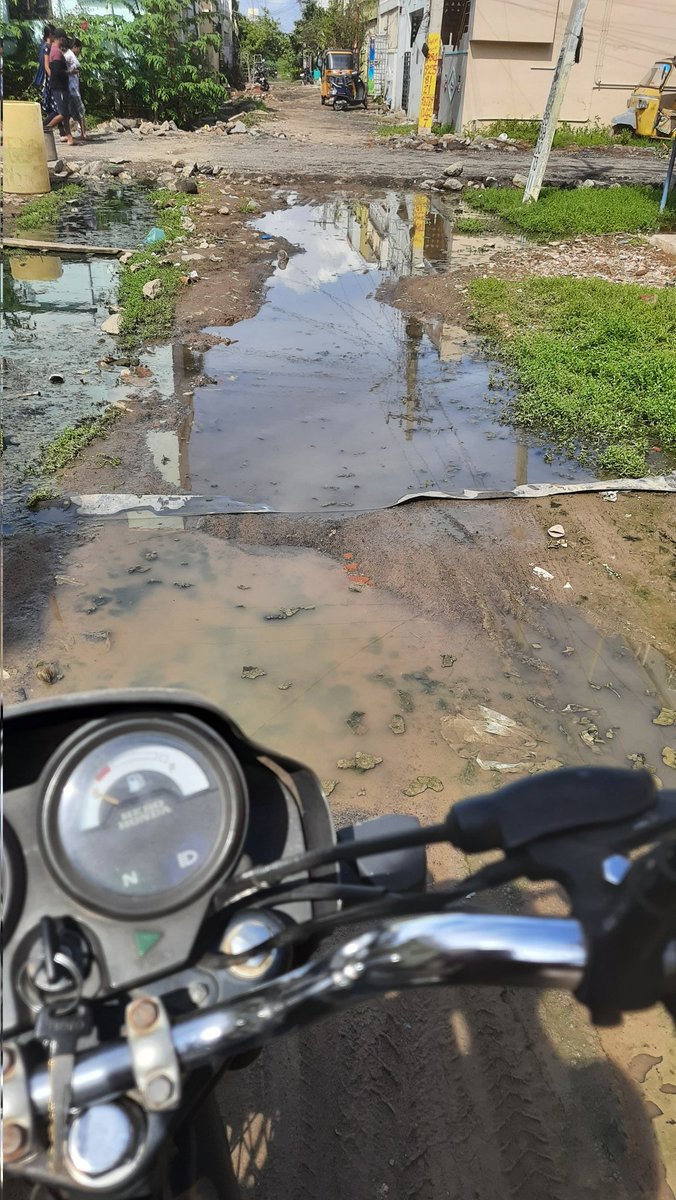 saisateesh6's tweet photo. ఇది ఏదో పల్లెటూరో, అడవి ప్రాంతం కాదు, ongole town లోని ఇందిరమ్మ కాలనీలలో 9 లైన్స్ పరిస్థితి,మాకు స్టేట్ డెవలప్మెంట్ గురుంచి ఏమో కానీ at least చిన్న పిల్లలు ఆడవాళ్ళూ నడవగలిగే రోడ్స్ వేపించండి @PawanKalyan @JanaSenaParty @JaiTDP @YSRCParty @TV9Telugu @tv5newsnow @abntelugutv https://t.co/Xp0PZYbANp