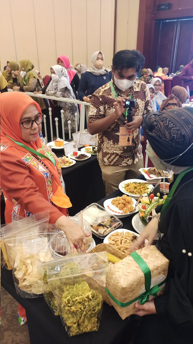 Dispanaceh1's tweet photo. Penilaian Lomba Cipta Menu B2SA Dinas Pangan Aceh, di Aula Hermes Hotel Banda Aceh https://t.co/urS7g6C8gn