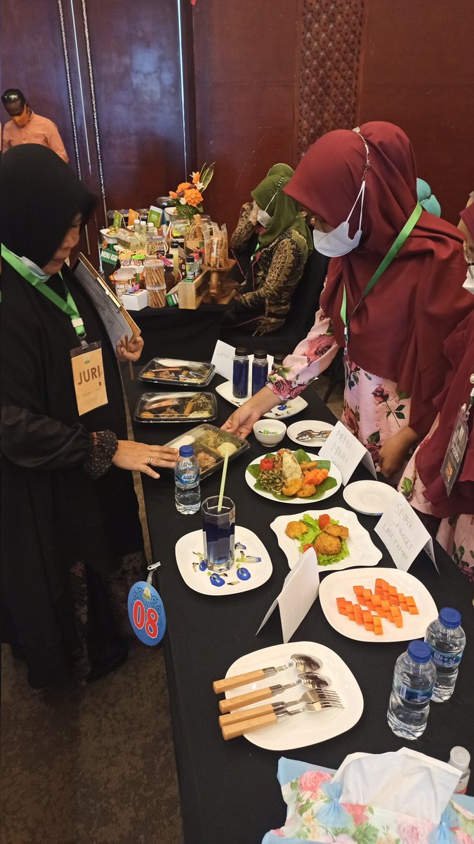 Dispanaceh1's tweet photo. Penilaian Lomba Cipta Menu B2SA Dinas Pangan Aceh, di Aula Hermes Hotel Banda Aceh https://t.co/urS7g6C8gn