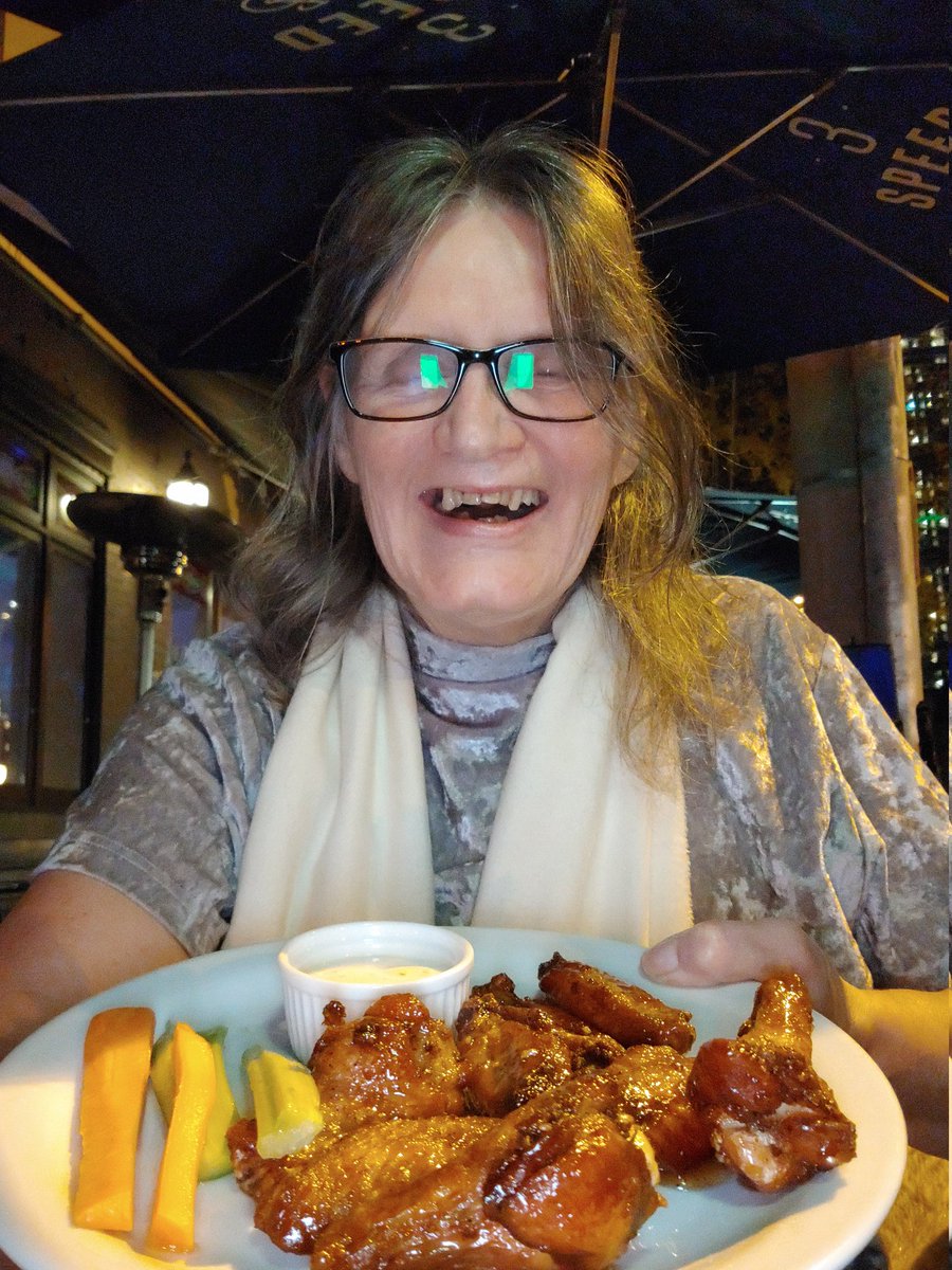 SusanGapka's tweet photo. Delicious wings on the #OGradys patio when most other patios have been closed up for the night/season : https://t.co/RGDQyhXxbM