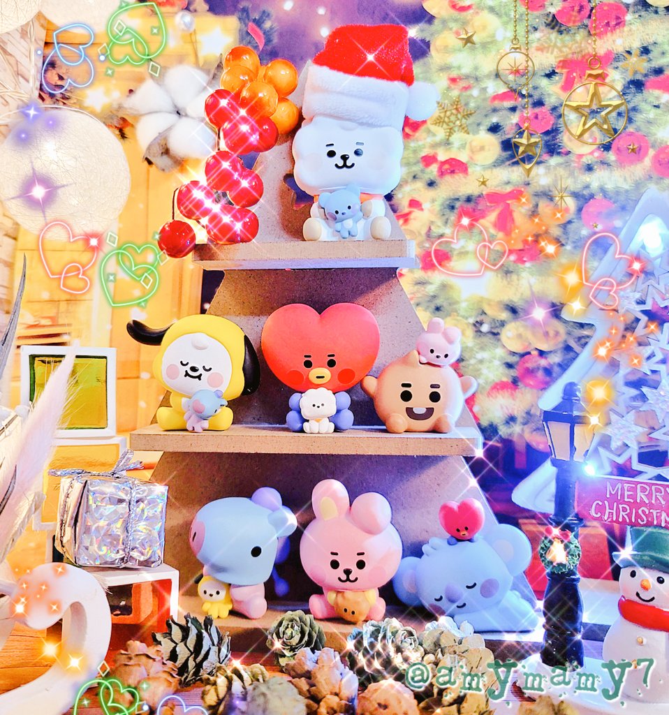 amymamy7's tweet photo. ツリー型🎄の小さな棚にBT21 モニターフィギュアを飾りました🥰
小さな幸せツリーでほっこり😊💜
#BT21 #BTS  #BTSJIN #YoursByJin #BT21RJ #Monitorfigure @bts_twt #DollHouse
DAISO MDFツリー型棚🎄(置物用) https://t.co/8mKw2nyNk6