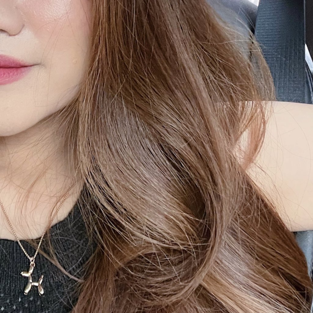 PEARL30s's tweet photo. L'OREAL PROFESSIONNEL - SERIE EXPERT GOLD MASQUE มาส์กผมตัวนี้คือกำลังเห่ออ ผมนิ่มเงาดีมาก ละเนื้อคือกลิตเตอร์มาเลยค่า 😳✨ ความปังคือเป็นสูตรควินัวทองคำไปอีก ยิ่งใหญ่นะ พรีเมี่ยมระดับช่างผมมืออาชีพแนะนำกันเยอะมากก
#SerieExpert #AbsolutRepair #lorealproth https://t.co/jXL9bovVg3