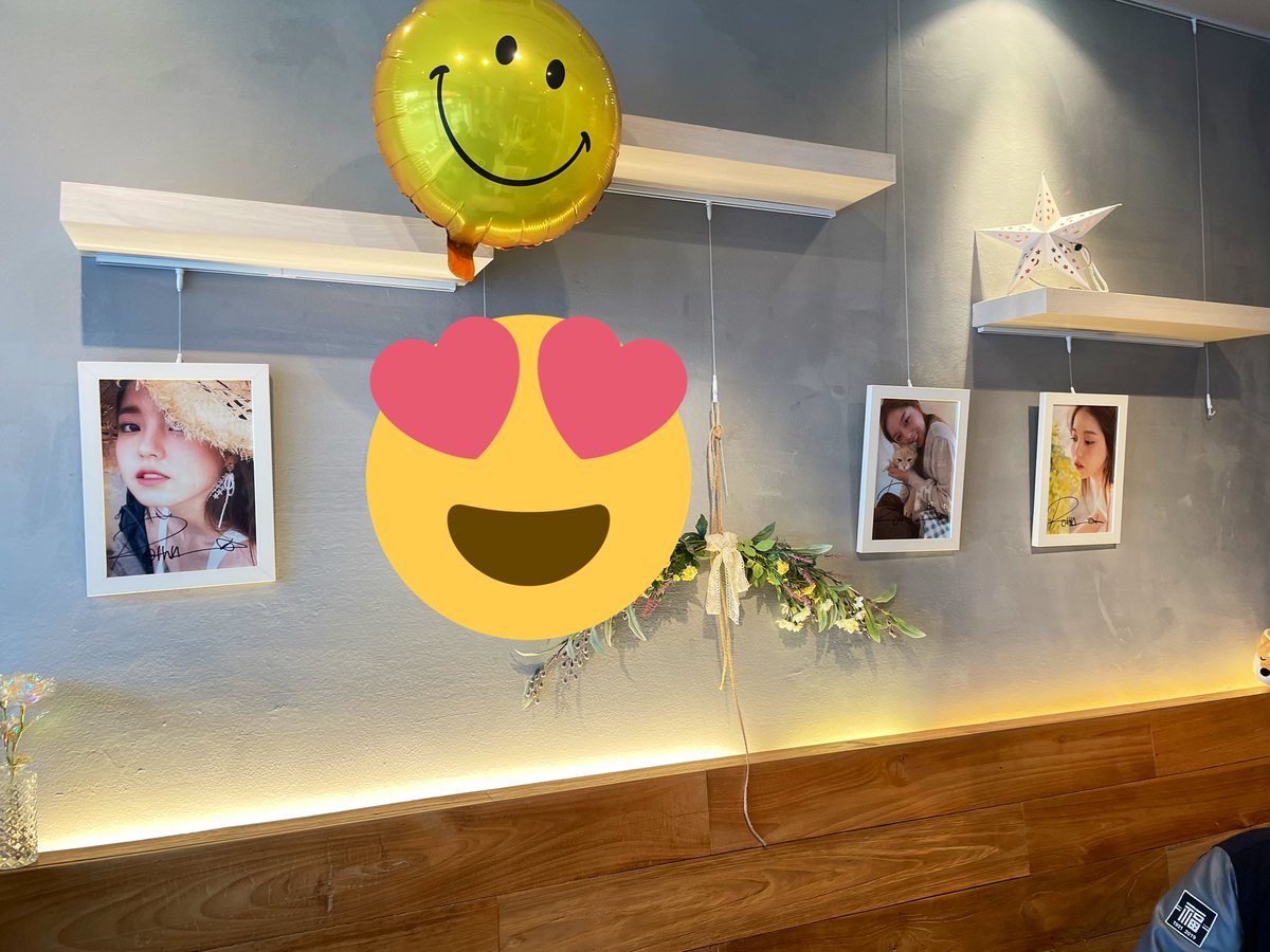 사진에 보이는 액자 3개 
오늘 19시까지 오시는 분들 중에 원하시는 분들 있으시면 현장추첨해서 드릴려고합니다. 
마지막날까지 많은 방문 부탁드립니다.