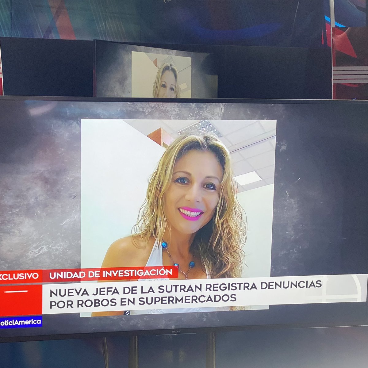 alvinaruiza's tweet photo. Flamante jefa de Sutran Doris Alzamora registra 3 denuncias en distintas comisarias de Lima por robo en supermercados. La modalidad “tendera” según partes policiales. Los objetos sustraídos van desde tarros de leche hasta útiles de escritorio. @noticiAmerica @americatv_peru https://t.co/DqHQXWtWl0