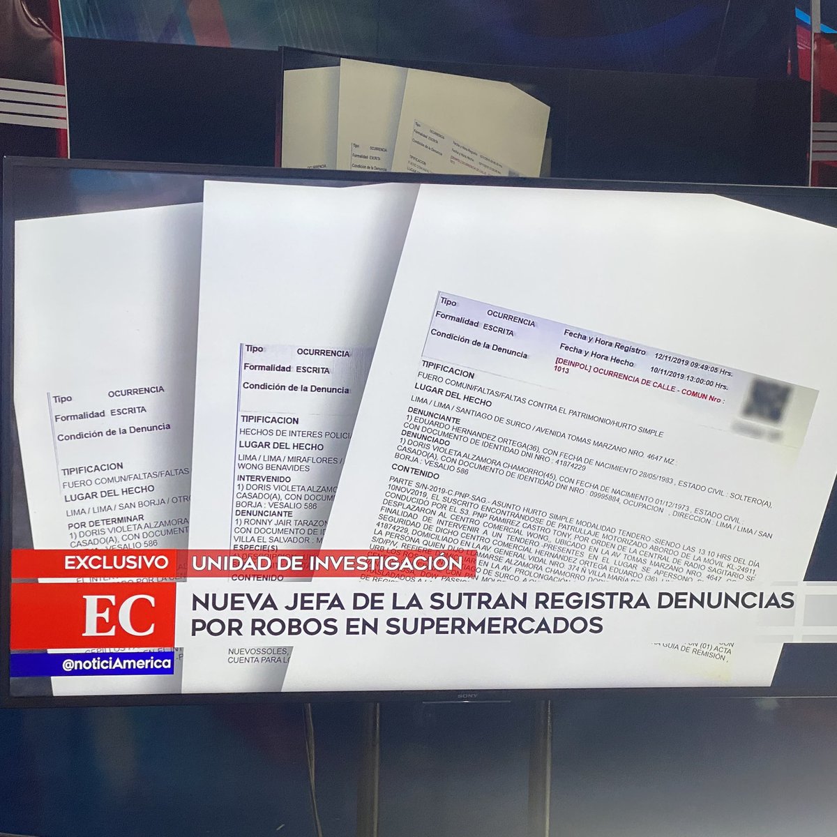 alvinaruiza's tweet photo. Flamante jefa de Sutran Doris Alzamora registra 3 denuncias en distintas comisarias de Lima por robo en supermercados. La modalidad “tendera” según partes policiales. Los objetos sustraídos van desde tarros de leche hasta útiles de escritorio. @noticiAmerica @americatv_peru https://t.co/DqHQXWtWl0
