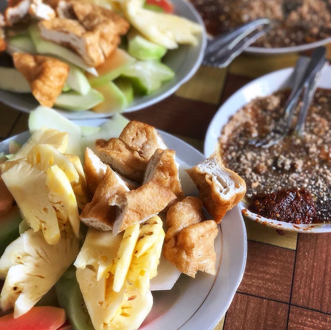 Bergerak merapat antri rujak 😜
Rujak legend ini topp tak tergantikan. Rujak manis Semeru 😍
.
#kulinermalang
TNI polri
#HukumMatiMenteriKorup 
#malangkuliner