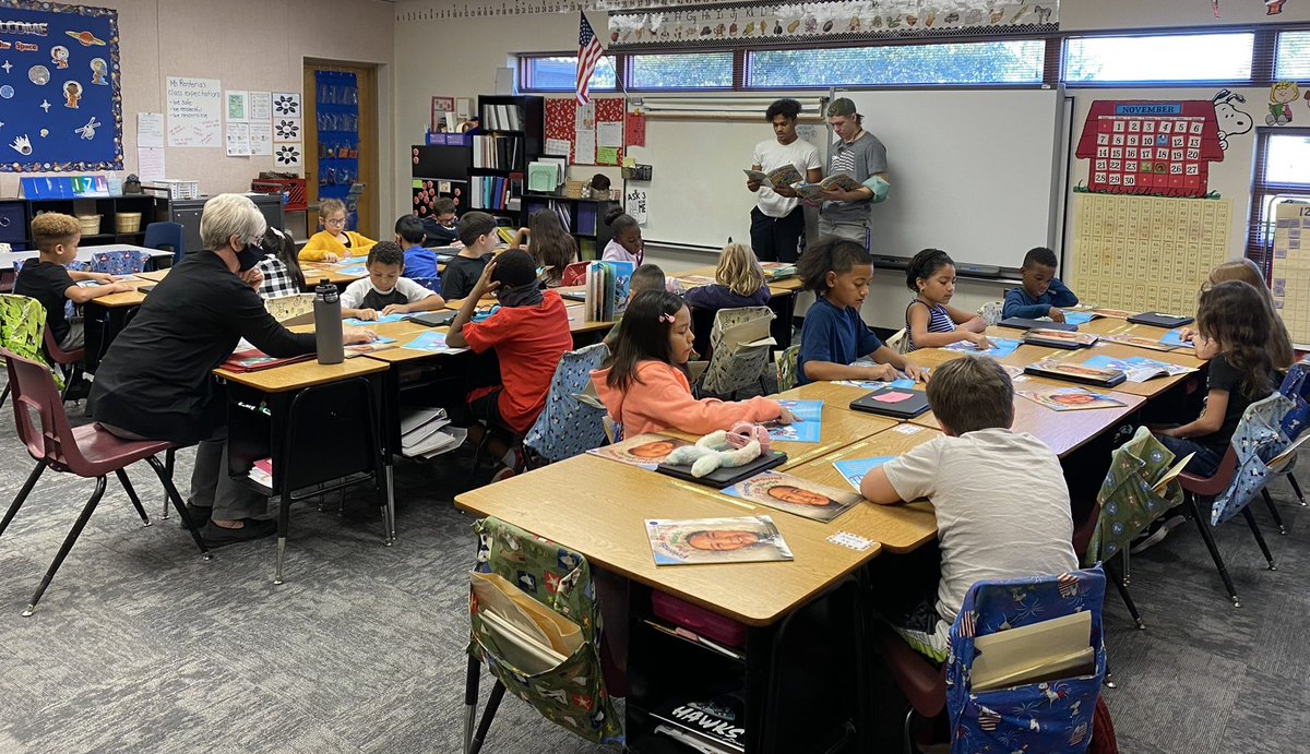 MesquiteAthDept's tweet photo. Our @mesqwildcatFB players showed up at @hawks_harris to read to some 2nd graders.  Our student-athletes are leaders in our community!  Thank you @secondandseven for the books!! https://t.co/qaCNlu92VR