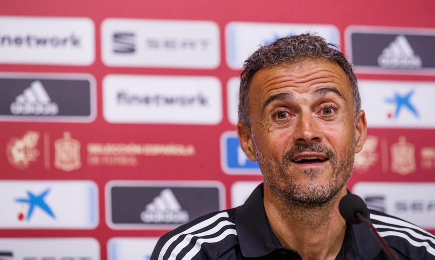 BarcaUniversal's tweet photo. What tips would you give Xavi as an ex-Barça manager?

Luis Enrique: "I've been in many dressing rooms before. Madrid, Barça… But I think Xavi has been at the Barça dressing room more than me. He should be the one giving me tips." https://t.co/dXtFTXPSiM