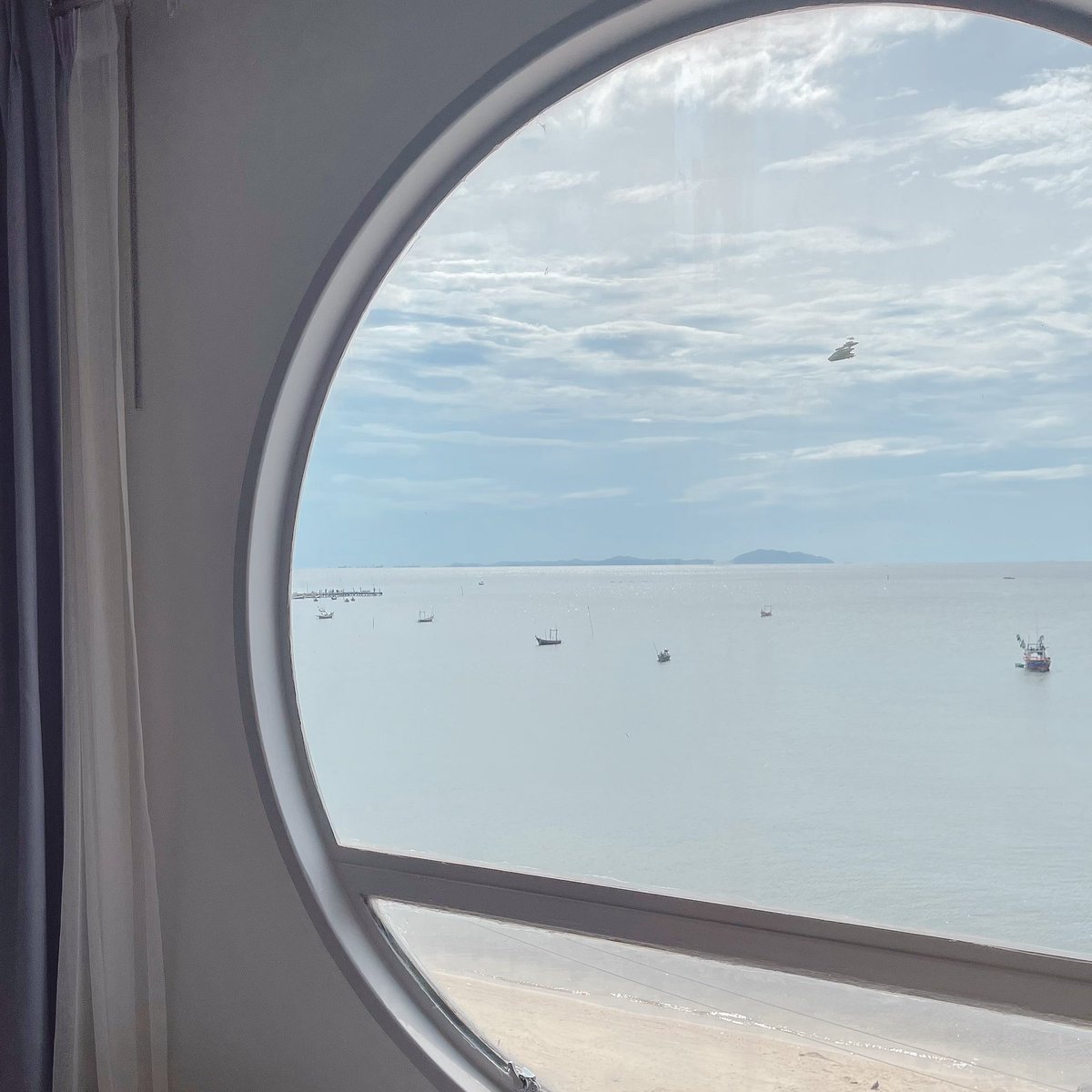 Bonusiie's tweet photo. Marina Sea View บางแสน ห้องพักริมหาดบางแสน วิวทะเลจากห้องเลย กระจกกลมมินิมอลถ่ายรูปสวยมากก ญี่ปุ่นสุดๆ เสียตรงไม่มีลิฟท์ต้องเดินขึ้น 4 ชั้น และห้องไม่ค่อยเก็บเสียง แต่คืนละ 1,500-2,000 เราว่าโอเคเลย https://t.co/8Rl1ExRiz5