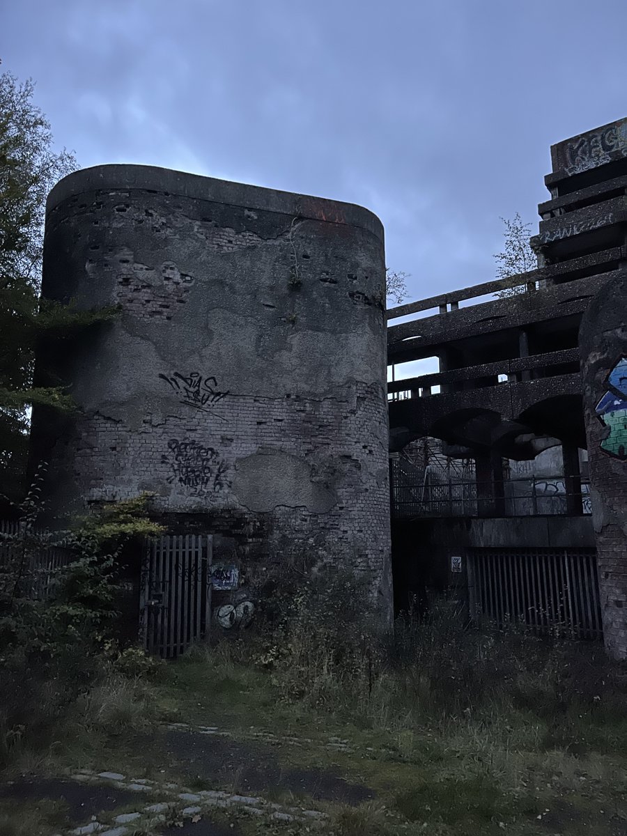 The curved form of the external Chapel on the Kilmahew Seminary building, as dawn rises over the Kilmahew Estate. #kilmahew #kilmaheweducationtrust #kilmahewestate #kilmahewseminarycomplex #brutalist #brutalarchitecture #scottisharchitecture #concrete #argyllandbute