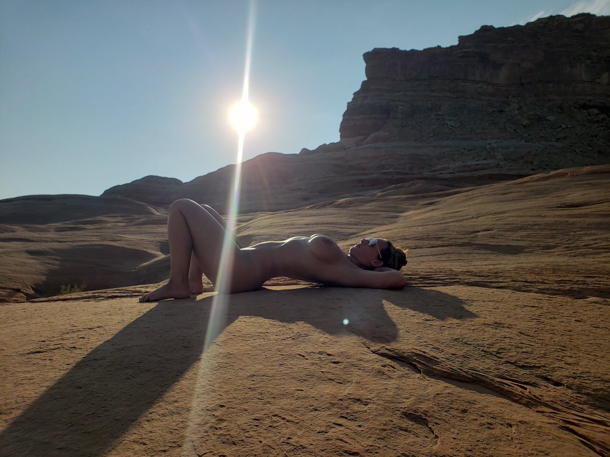 TheTiffanyFlow1's tweet photo. One last shot from the #desert #photoshoot for tonight. #titsout #sunworship https://t.co/sYgCxUK4M6
