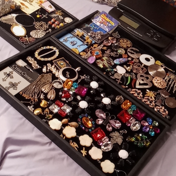 NatalieRegester's tweet photo. So good I had to share! Check out all the items I'm loving on @Poshmarkapp #poshmark #fashion #style #shopmycloset #reedbarton #helzbergdiamonds #tiffanyco: https://t.co/1GCB0qytCD https://t.co/APSvtEiBSH