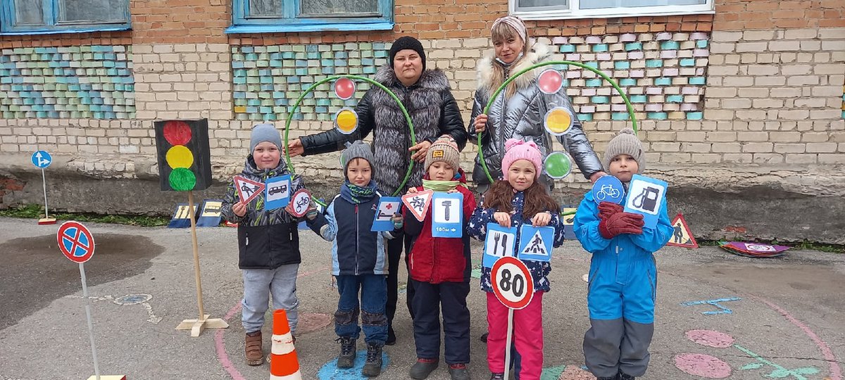 ИНСПЕКТОР ГИБДД в гостях у ДОШКОЛЯТ!
 Инспектор по пропаганде ПДД Волжского района, старший лейтенант полиции, Терехина А.Г. провела беседу с детьми дс Солнышко Верхн. Подстеп-ка.В игровой форме ребята закрепили основные знания о дорожной безопасности, правила поведения на дороге