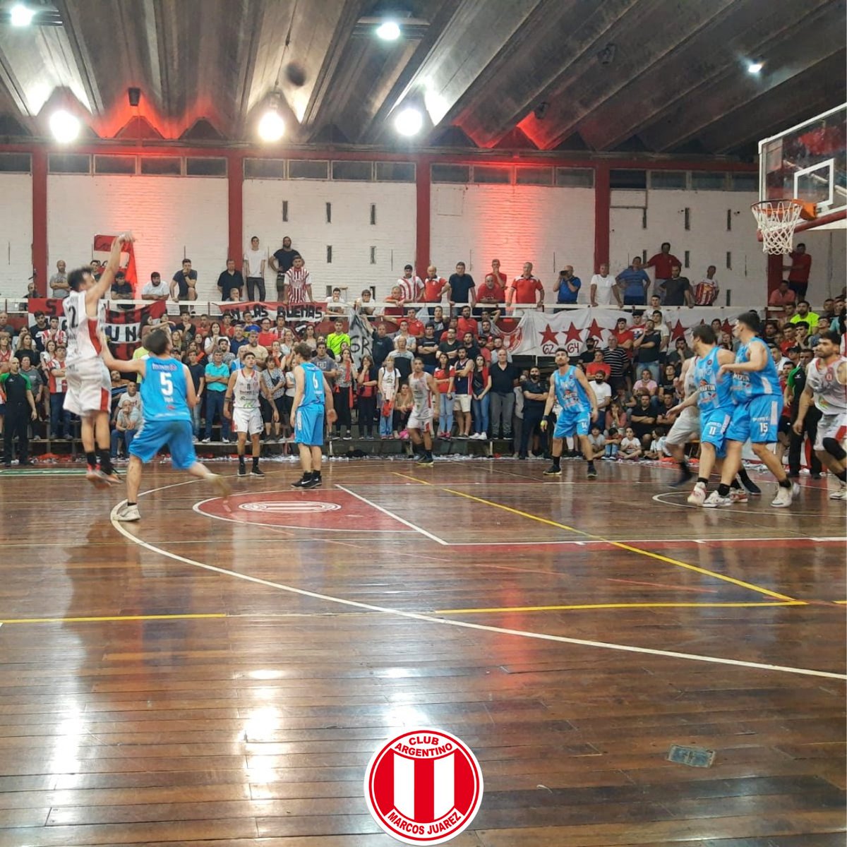 ArgentinoBasket's tweet photo. ARGENTINO IGUALÓ LA SERIE 

Le ganó a San Martin por 75 a 74 en los últimos segundos del encuentro y forzó un tercer partido en cancha de su eterno rival, el viernes a las 21 

Los dirigidos por Pablo Martínez hicieron un gran trabajo físico para superar a los visitantes https://t.co/pTUwC8DHfm