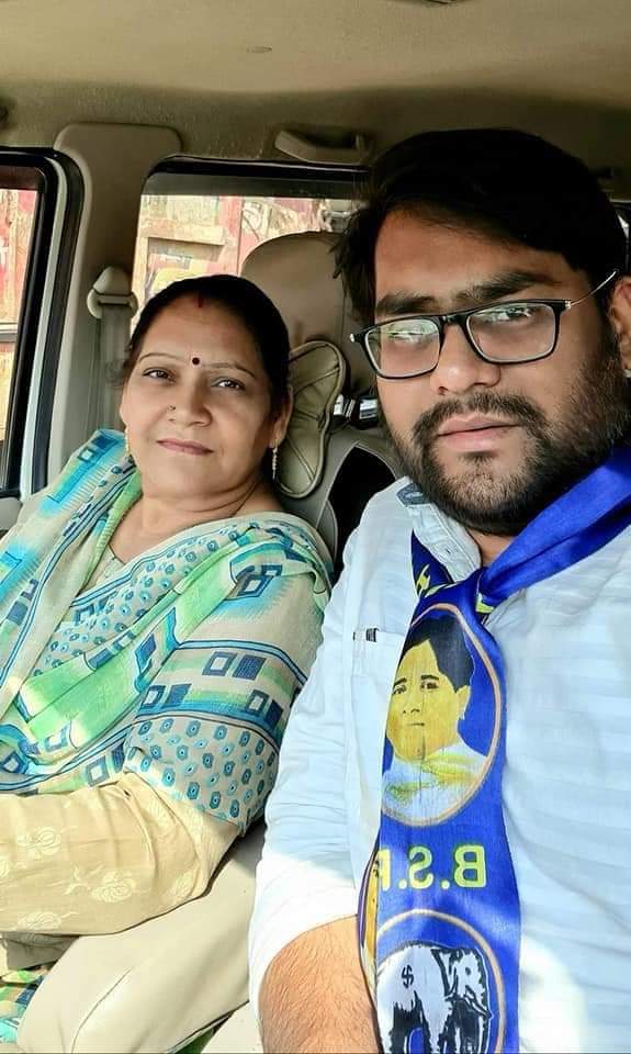 SGautamni's tweet photo. माननीय भीमराव अंबेडकर जी (सदस्य विधान परिषद) के सुपुत्र एमएलसी साहब की ही तरह बहुत सरल, शौम्य ,स्वभाव के छोटे बड़ो को सभी को बराबर सम्मान देने वाले #अमित #अम्बेडकर उर्फ बिट्टू भैया को हृदय से जन्मदिन की ढेर सारी मंगलकामनाएं 🎂💐💙🎂💐💙 https://t.co/gDhqyMNWSz