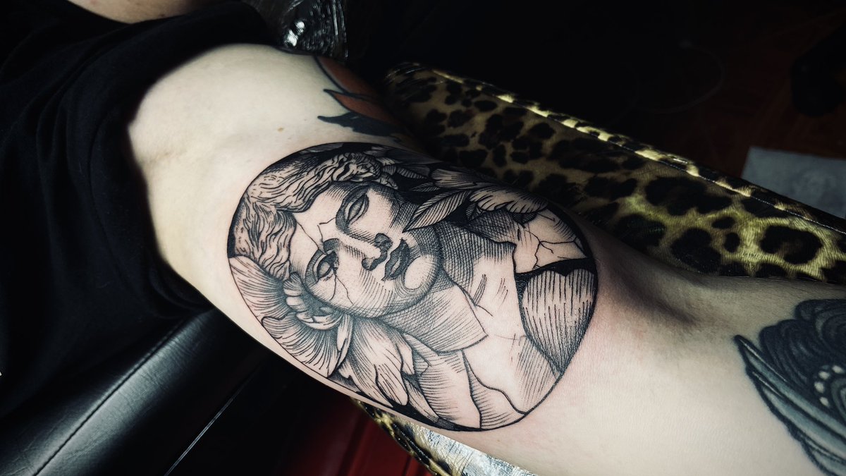 Alexandra2611's tweet photo. Amo mucho el tatuaje que hice hoy 😭♥️ agradecería demasiado si pueden ayudar a compartir mi trabajo dando RT mi Instagram es @ibarrattoo https://t.co/2wOCH5SPb8