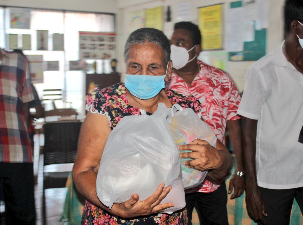 SLRedCross's tweet photo. With the generous support of @BANGTANSRILANKA , the SLRCS handed over stocks of personal protective equipment to the Wetara District Hospital in support of medical staff in the face of the #COVID19 epidemic and donated dry ration packs for vulnerable families in the Angoda area. https://t.co/UJAhz9gczD