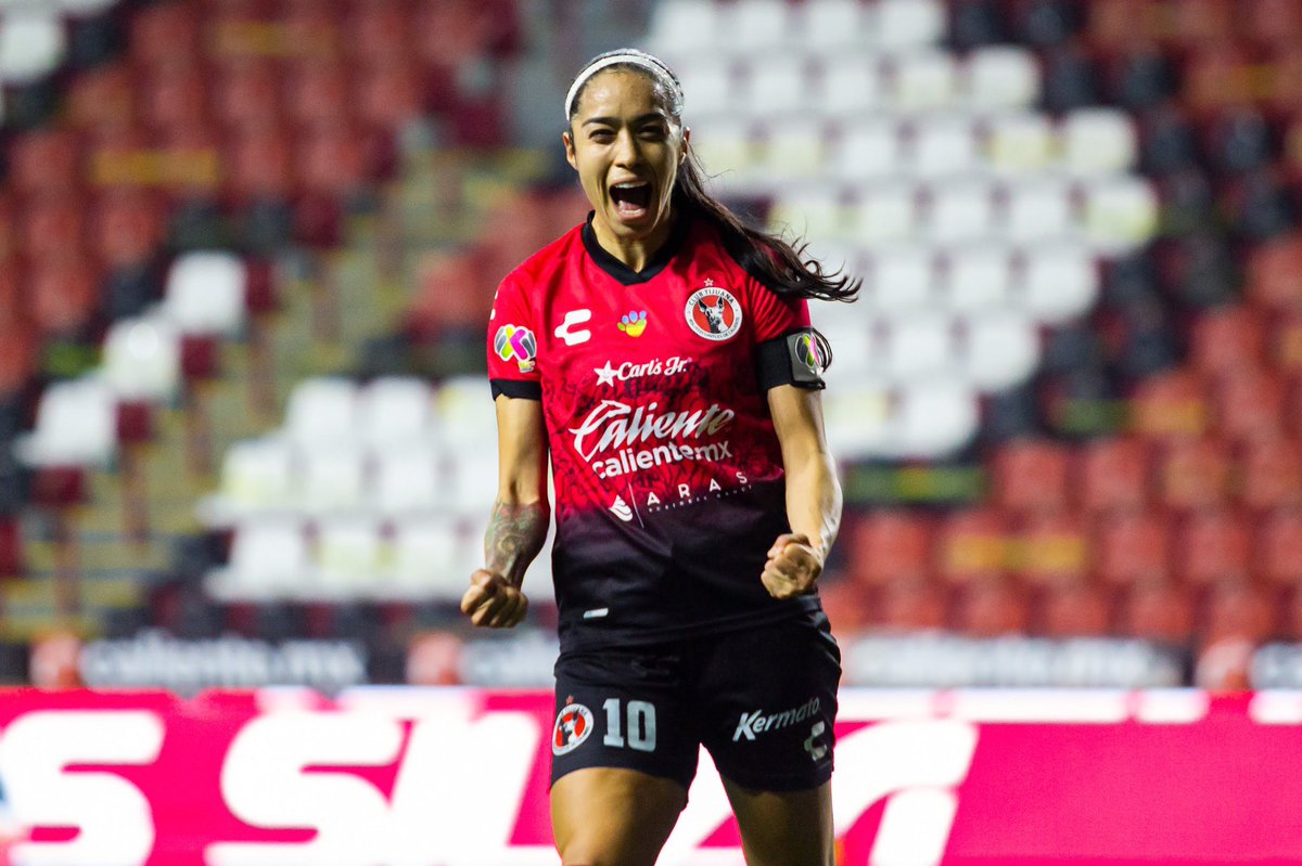 XolosFemenil's tweet photo. ¡Goleadora Perrísima! 🐕🔥
@RenaeCuellar10 superó su mejor marca y llegó a 13 goles en el torneo.
Su anterior récord fue de 12 tantos en el #AP2019 en el que anotó en 12 ocasiones
#SomosPerrísimas https://t.co/LaozJaQxDS