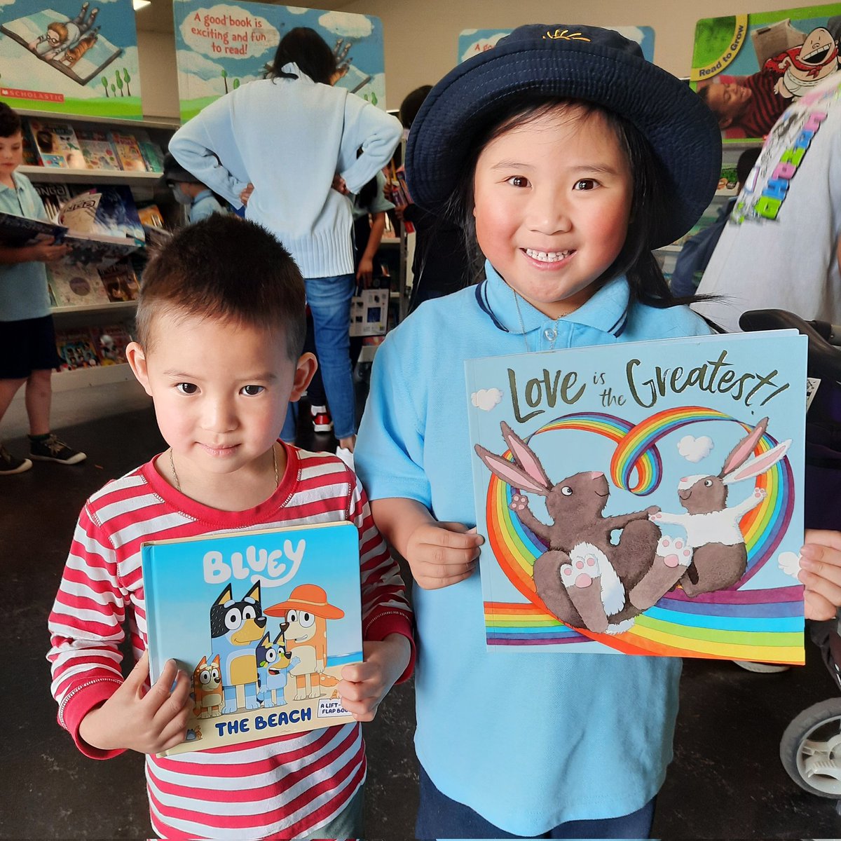 MillyyMoo's tweet photo. It's been awhile Twitter but we are back and it's that time of the year!!!! Book Fair, a cool place to discover HOT books 🔥🏝️🎉 #GlengalaPROUD https://t.co/3aoyNf92Lq