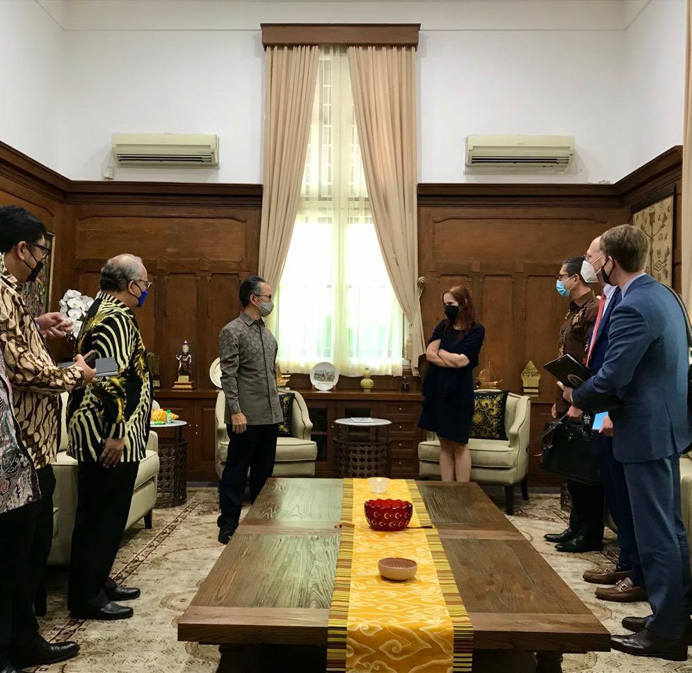 Pd 9/11, Wamenlu RI telah melakukan pertemuan dengan Assistant US Trade Representative, Ms. Dawn Shackleford. Pertemuan membahas upaya untuk mempererat hubungan bilateral di bidang ekonomi, khususnya ekonomi digital. #IniDiplomasi #RintisKemajuan