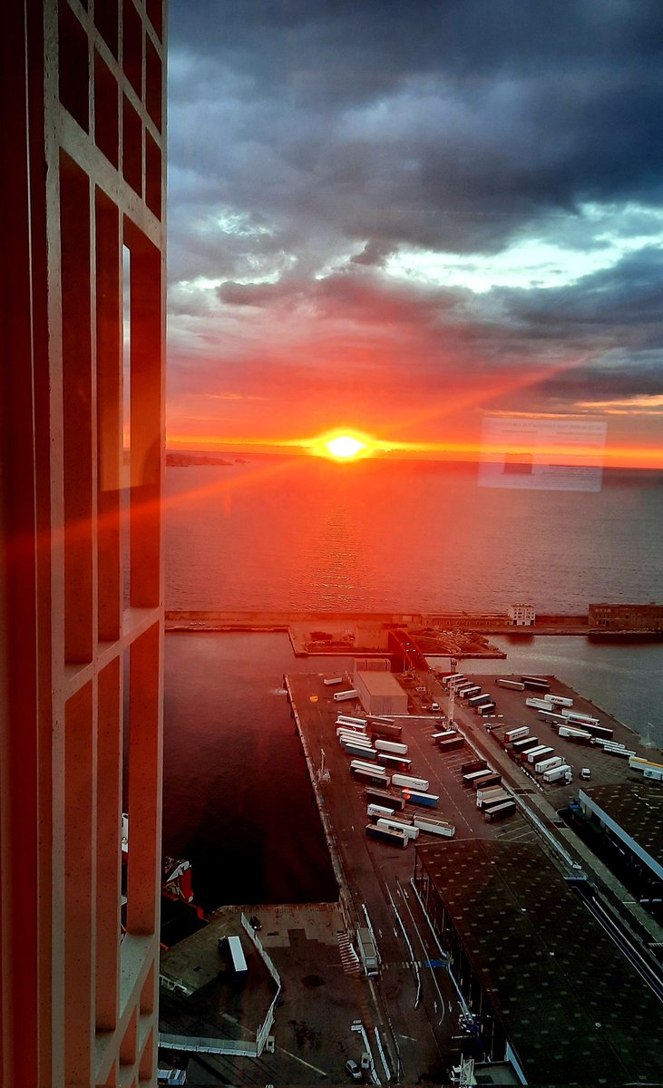 ChriNeveu's tweet photo. Magnifique spectacle que nous offre le passage à l'heure d'hiver 🤩
#euromed #tourlamarseillaise #le29 #sunset #bureaudujour https://t.co/YJaWiKVcKQ