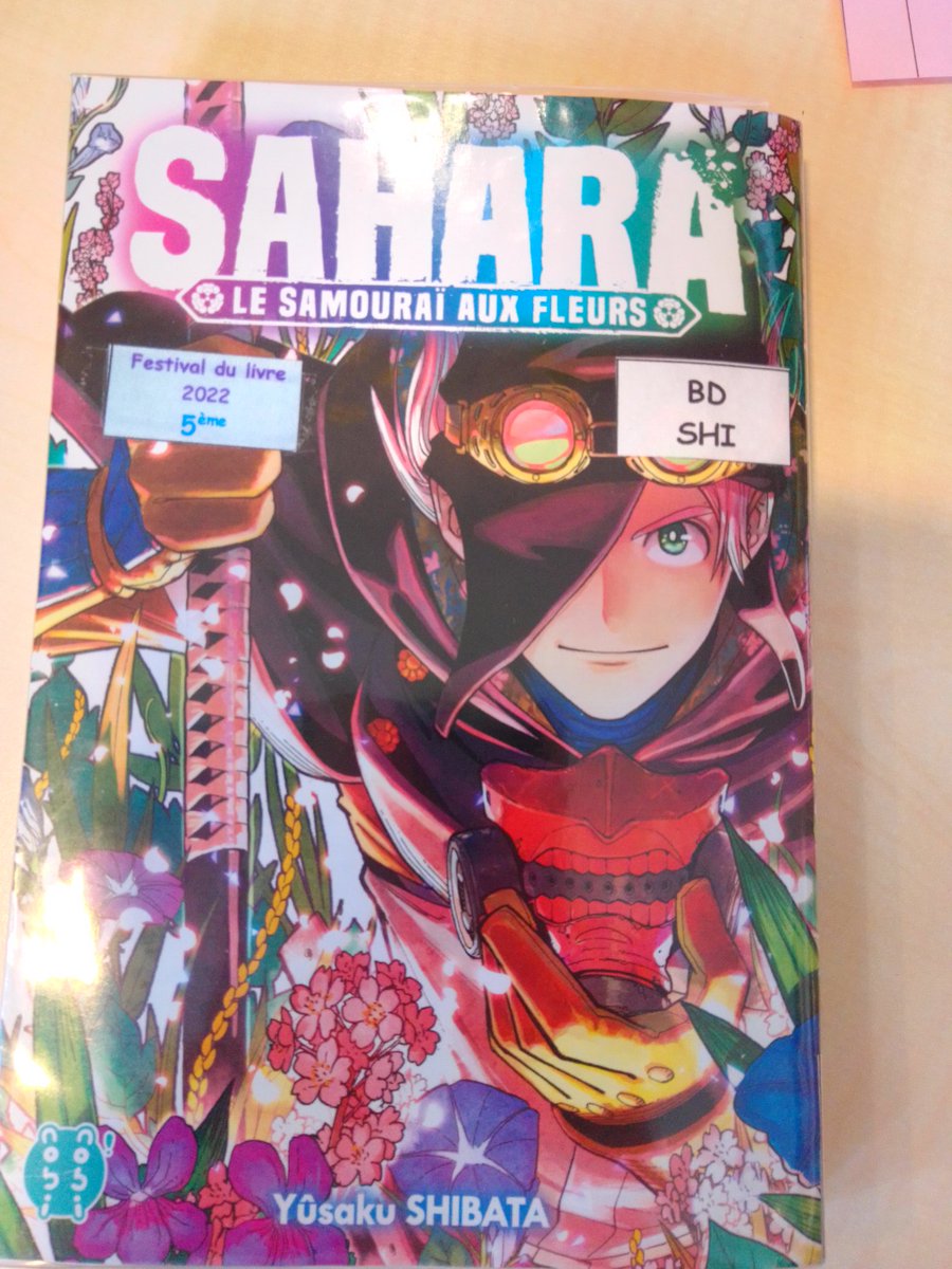 Dans un monde où le sable a recouvert la planète, Yae, une jeune orpheline, va faire la rencontre d'un bien étrange samouraï 'Sahara, le samouraï aux fleurs' de #YûsakuShibata @nobi__nobi 🌼🌹 Sélection du @festlivrejeune 2022 🏵️🌷#manga #écologie #postapocalyptique #amitié