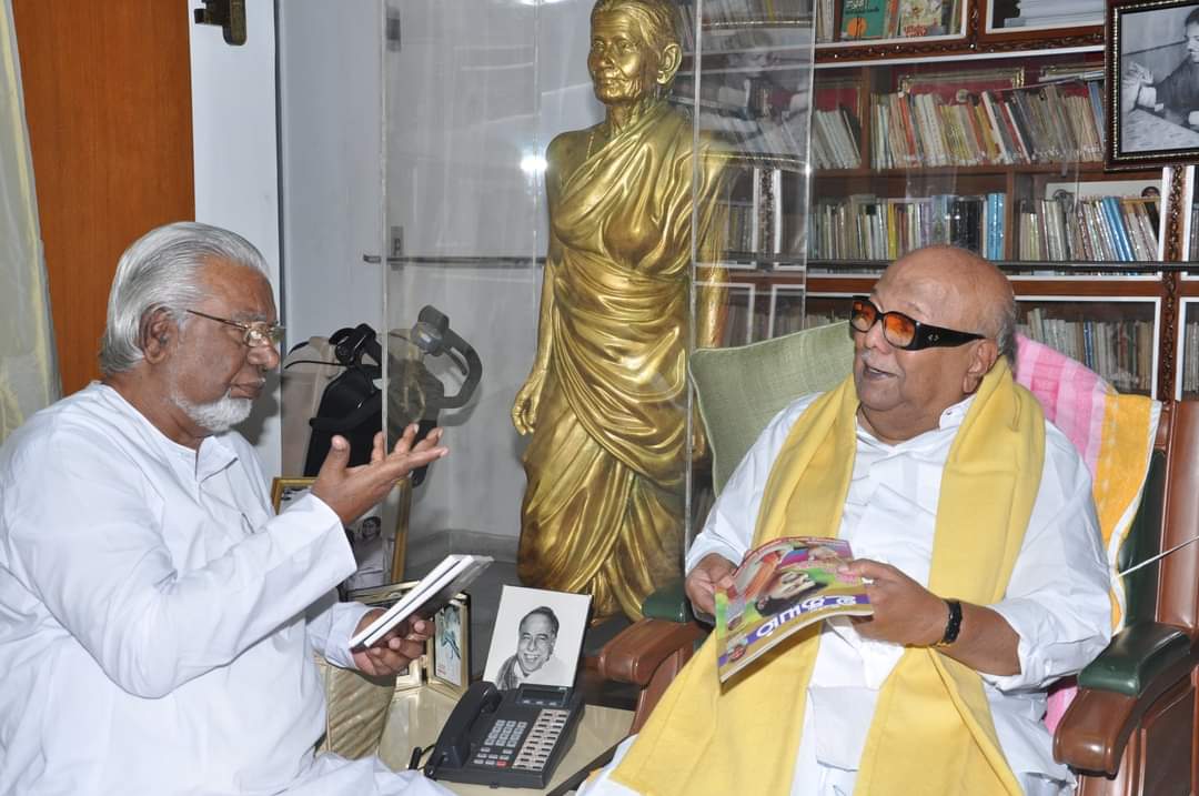 RaghuRizzle's tweet photo. #வெற்றி பல கண்டு  நான்  
#விருது பெற வரும் போது  
#வெகுமானம்  என்ன 
வேண்டும் எனக் கேட்டால்  
#அப்துல்_ரகுமானைத் தருக என்பேன் - என்று #தலைவர்_கலைஞர் அவர்களால் நேசிக்கப்பட்ட #கவிக்கோ_அப்துல்_ரகுமான் அவர்களின் பிறந்தநாள் இன்று.
அவரது கவிதைகளைப் போலவே அவர் நினைவுகள் வாழும். 😍 https://t.co/S7lHrAg2vg